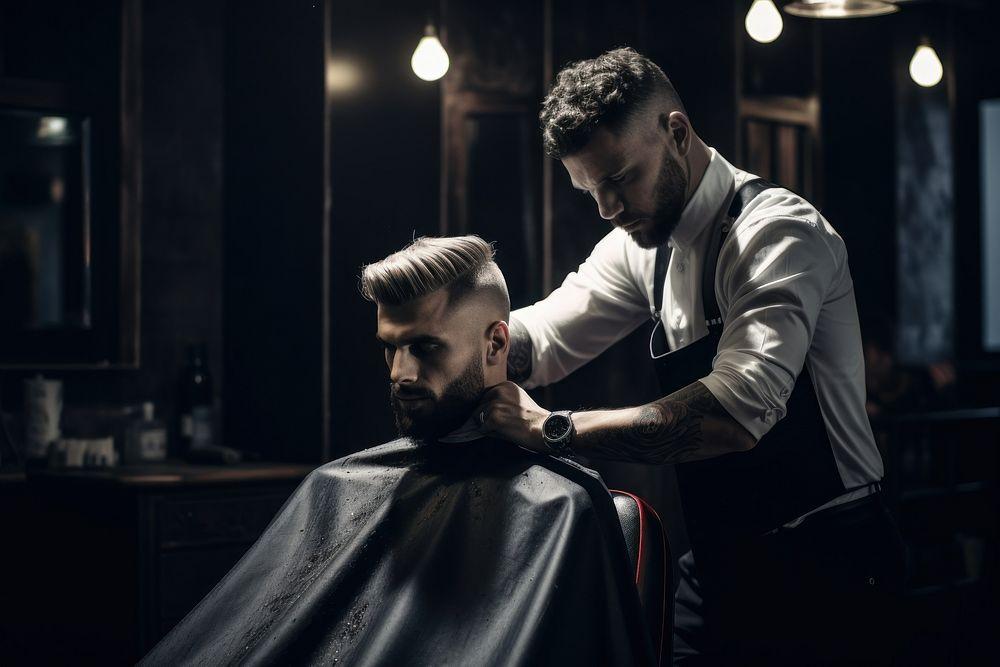 Barber precyzyjnie strzygący klienta w nastrojowym, przyciemnionym świetle